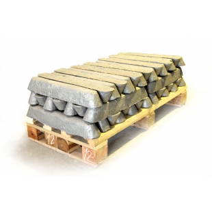 耀鐽股份有限公司鑄造原物料鋁錠與不鏽鋼錠堆疊展示，適用於鍛造與煉鋼製程